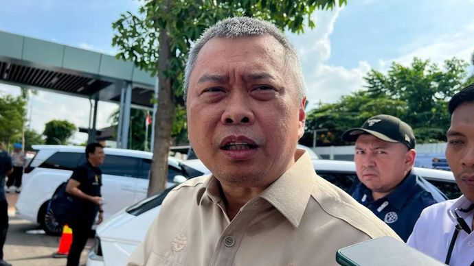 Menteri Perhubungan Dudy Purwagandhi menjawab pertanyaan awak media ditemui usai pemberangkatan perdana program angkutan Motor Gratis (Motis) Natal dan Tahun Baru 2025/2026 di Stasiun Pasar Senen, Jakarta, Selasa 23 Desember 2025. ANTARA/Harianto