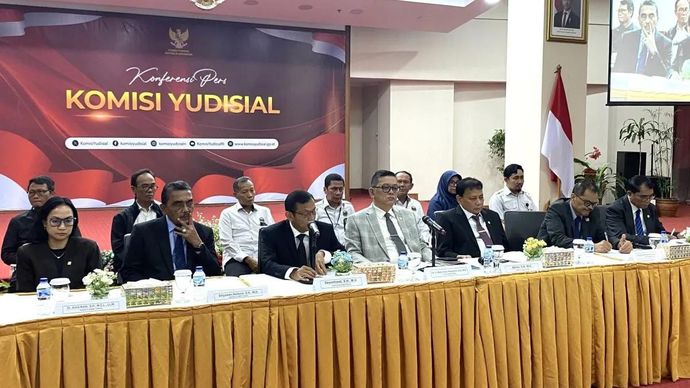 Anggota Komisi Yudisial sekaligus Ketua Bidang Pencegahan dan Peningkatan Kapasitas Hakim Setyawan Hartono (kedua kiri) saat konferensi pers di Kantor Komisi Yudisial, Jakarta, Selasa 23 Desember 2025. (ANTARA/Fath Putra Mulya)