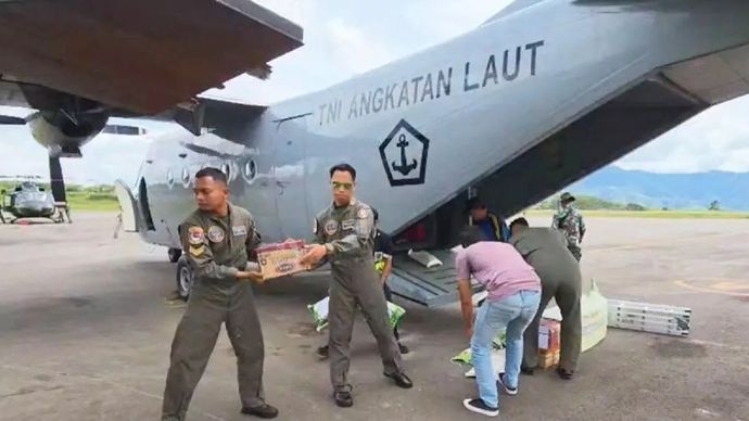 Personel TNI memasukan logistik ke Pesawat NC 212-200 Aviocar U-6211 m milik TNI AL untuk dibawa ke Bandara Rembele, Minggu, 21 Desember 2025. ANTARA/HO-Dispen TNI AL/aa.