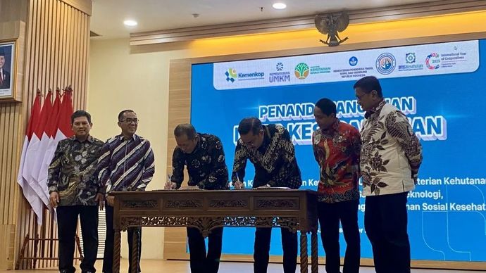 Menteri Koperasi Ferry Juliantono (ketiga kiri) dan Menteri Usaha Mikro, Kecil, dan Menengah (UMKM) Maman Abdurrahman (ketiga kanan) menandatangani nota kesepahaman (MoU) penguatan peran Kopdes Merah Putih di Jakarta, Selasa, 23 Desember 2025. (ANTARA/Shofi Ayudiana)