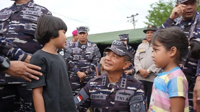 Wakil Kepala Staf Angkatan Laut Laksamana Madya TNI Erwin S. Aldedharma saat mengunjungi posko bencana di Aceh Tamiang, Aceh, Senin, 22 Desember 2025. ANTARA/HO-Dispen TNI AL