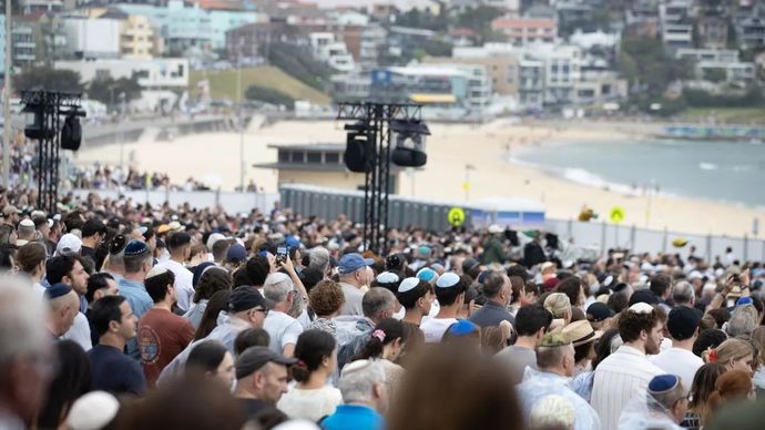 Dua pria yang didakwa membunuh 15 orang dalam penembakan massal mematikan di Pantai Bondi, Sydney, Australia, melakukan pelatihan senjata api di sebuah area regional dan merekam video terkait rencana serangan itu, menurut lembar fakta kepolisian yang dirilis pada Senin, 22 Desember 2025. ANTARA/Xinhua.
