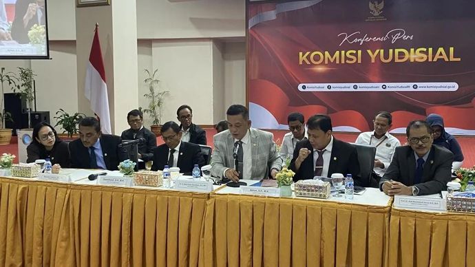 Komisioner Komisi Yudisial periode 2025&ndash;2030 menyampaikan keterangan kepada media dalam konferensi pers di Kantor Komisi Yudisial, Jakarta, Selasa 23 Desember 2025. (ANTARA/Fath Putra Mulya)