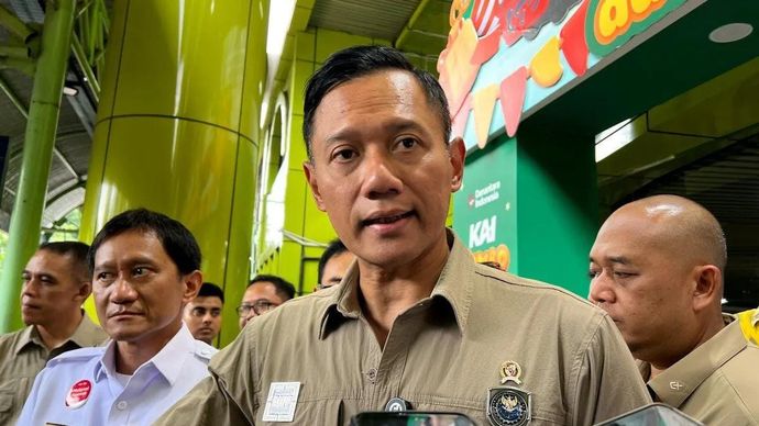 Menteri Koordinator Bidang Infrastruktur dan Pembangunan Kewilayahan Agus Harimurti Yudhoyono (AHY) menjawab pertanyaan awak media ditemui di sela meninjau kesiapan layanan angkutan kereta api selama Natal dan Tahun Baru 2025/2026 di Stasiun Gambir, Jakarta, Selasa 23 Desember 2025. ANTARA/Harianto