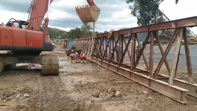 TNI dan PU Kebut Jembatan Bailey di Desa Garoga Tapanuli Selatan 