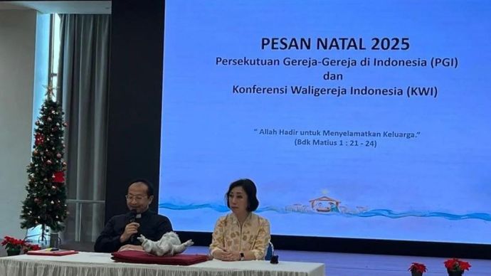 Pastor Kepala Gereja Katedral Jakarta Romo Hani Rudi Hartoko (kiri) dalam konferensi pers persiapan Natal 2025 di Gereja Katedral, Jakarta, Selasa 23 Mei 2025. ANTARA/Asep Firmansyah