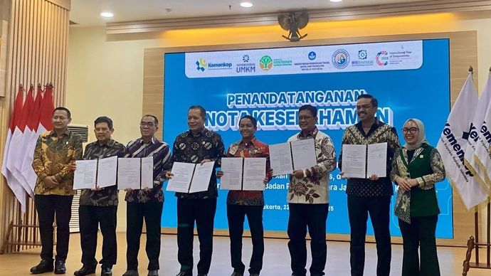 Menteri Koperasi Ferry Juliantono (keempat kanan) menunjukkan nota kesepahaman yang telah ditandatangani dengan Menteri Usaha Mikro, Kecil, dan Menengah (UMKM) Maman Abdurrahman (kedua kanan) Menteri Kehutanan Raja Juli Antoni (keempat kanan), Menteri Pendidikan Tinggi, Sains, dan Teknologi Brian Yuliarto (ketiga kiri), Wakil Menteri Transmigrasi Viva Yoga Mauladi (ketiga kanan), dan Direktur Utama BPJS Kesehatan Ali Ghufron Mukti (kedua kiri) di Jakarta, Selasa, 23 Desember 2025. (ANTARA/Shofi Ayudiana)
