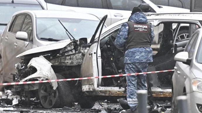 Seorang personel kepolisian melakukan olah TKP ledakan bom mobil yang menewaskan petinggi militer Rusia di Moskow, Senin 22 Desember 2025. (ANTARA/Anadolu/nbl)