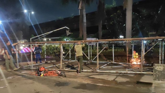 Satpol PP Provinsi DKI membongkar reklame berkarat di Jalan Lodan Raya, tepatnya depan Grand Dafam, Kelurahan Ancol, Pademangan, Jakarta Utara, Minggu (14/12/2025). 