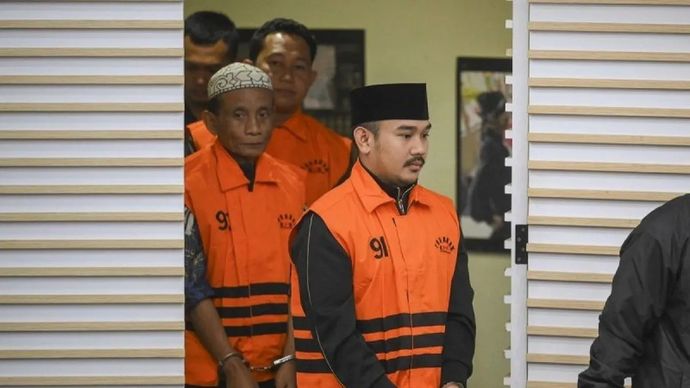 Bupati Bekasi Ade Kuswara Kunang bersama ayahnya H. M. Kunang (kiri) dan pihak swasta Sarjan (kedua kiri) dihadirkan saat konferensi pers penahanan usai terjaring operasi tangkap tangan (OTT) di Gedung Merah Putih KPK, Jakarta, Sabtu, 20 Desember 2025. ANTARA FOTO/Hafidz Mubarak A/rwa/am.