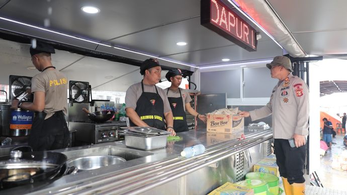 Dapur Polri Sokong Kebutuhan Makan di Aceh Tamiang,