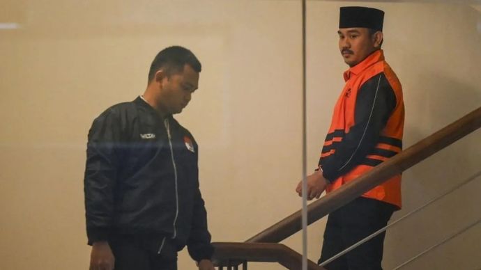 Bupati Bekasi Ade Kuswara Kunang berjalan mengenakan rompi tahanan usai terjaring operasi tangkap tangan (OTT) di Gedung Merah Putih KPK, Jakarta, Sabtu, 20 Desember 2025. KPK menahan Bupati Bekasi Ade Kuswara Kunang, ayah bupati H. M. Kunang dan pihak swasta Sarjan setelah ditetapkan tersangka dugaan tindak pidana korupsi terkait suap ijon proyek di Kabupaten Bekasi. ANTARA FOTO/Hafidz Mubarak A/agr