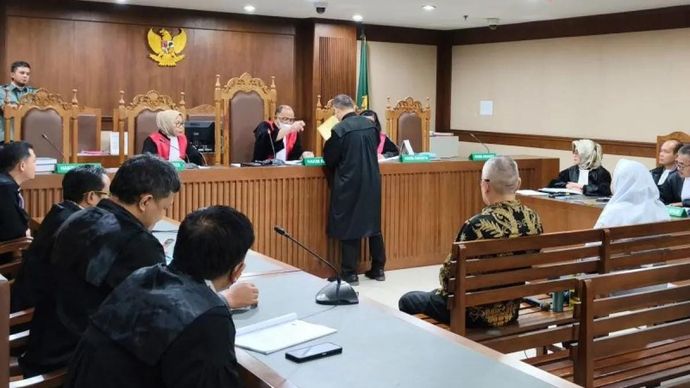 Dua terdakwa kasus dugaan korupsi pengadaan LNG pada PT Pertamina (Persero), Hari Karyuliarto dan Yenni Andayani, dalam sidang pembacaan surat dakwaan di Pengadilan Tipikor pada PN Jakpus, Selasa 23 Desember 2025. (ANTARA/Agatha Olivia Victoria)