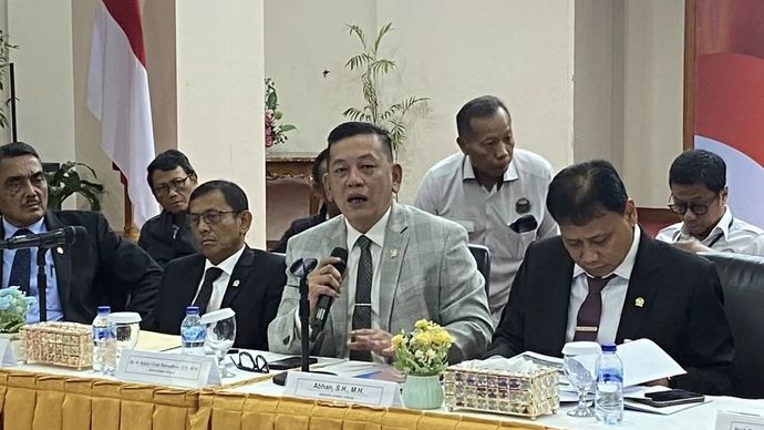 Ketua Komisi Yudisial (KY) periode 2025&ndash;2028 Abdul Chair Ramadhan (kedua kanan) memberikan keterangan kepada pers dalam konferensi pers di Kantor KY, Jakarta, Selasa, 23 Desember 2025. (ANTARA/Fath Putra Mulya)