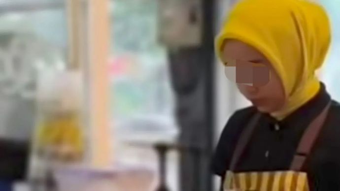 Tangkapan Layar - Seorang penjual roti di Halte Tranjakarta dekat Monas, menolak pembayaran tunai seorang pembeli dan mengharuskan menggunakan QRIS. ANTARA/Instagram/@arli_alcatraz/Ilham (ilham)