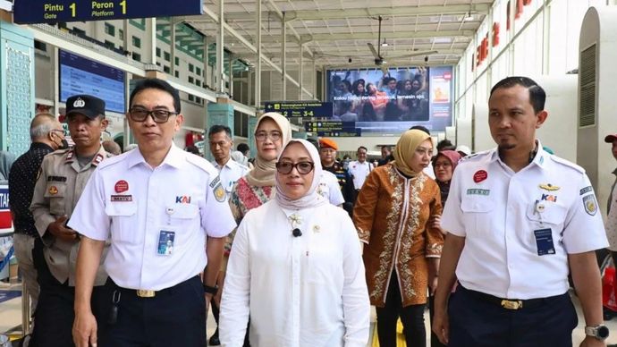 Menteri Pemberdayaan Perempuan dan Perlindungan Anak Arifah Fauzi (tengah) meninjau fasilitas ramah perempuan dan anak di Stasiun Pasar Senen, Jakarta Pusat, Selasa 23 Desember 2025. ANTARA/HO-KemenPPPA.