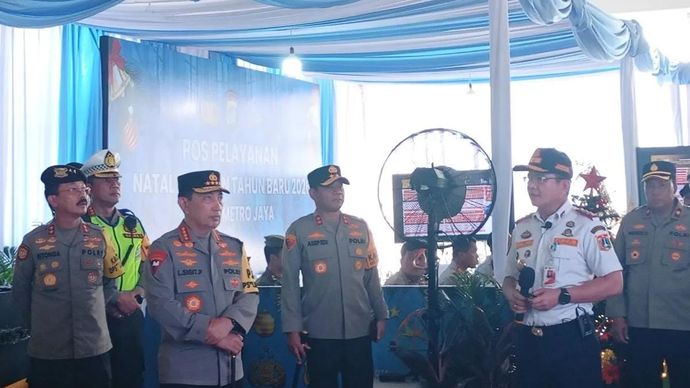 Kepala Dinas Perhubungan DKI Jakarta Syafrin Liputo memberikan pemaparan saat kunjungan Kapolri Jenderal Pol. Listyo Sigit Prabowo terkait pelayanan Natal dan Tahun Baru di Terminal Terpadu Pulo Gebang, Jakarta Timur, Selasa 23 Desember 2025. (ANTARA/Siti Nurhaliza)