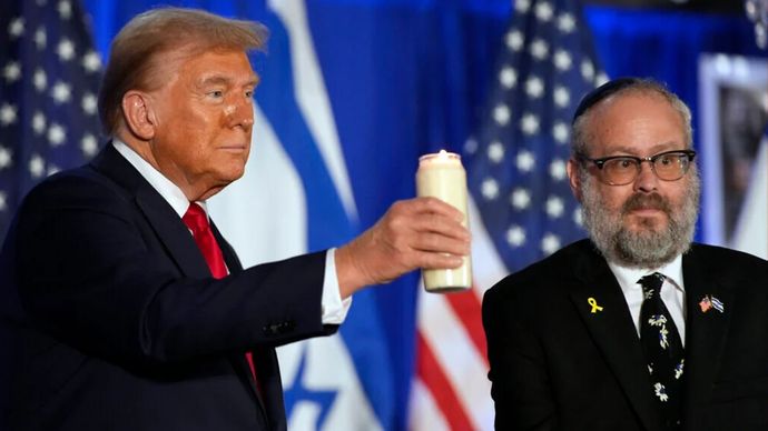 Rabi Israel-Amerika Yehuda Kaploun dan Presiden Amerika Serikat Donald Trump