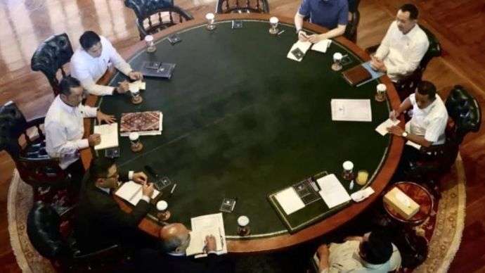 Presiden Prabowo Subianto menerima laporan dari jajaran menteri mengenai berbagai isu, termasuk perkembangan pembangunan kampung haji Indonesia dalam rapat terbatas di kediaman pribadi Presiden, Bukit Hambalang, Kabupaten Bogor, Jawa Barat, Selasa 23 Desember 2025. ANTARA/HO-BPMI Sekretariat Presiden.