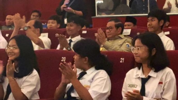 Gubernur DKI Jakarta Pramono Anung menyaksikan pertunjukan bersama para pelajar di Planetarium, Jakarta Pusat, Selasa, 23 Desember 2025. ANTARA/Lifia Mawaddah Putri/am.