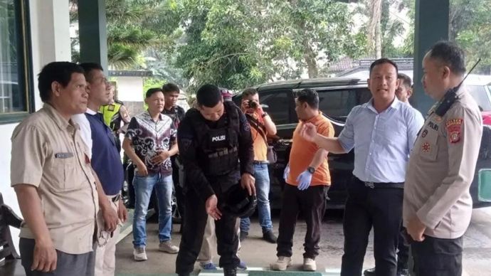 Anggota Detasemen Gegana Brimob Polri dan Polres Depok melakukan pengecekan dan pemeriksaan ke sejumlah sekolah di Depok, menyusul adanya teror dugaan bahan peledak pada Selasa 23 Desember 2025. ANTARA/HO-Humas Polres Metro Depok