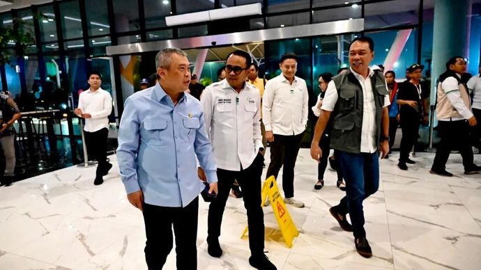 Menteri Perhubungan Dudy Purwagandhi (kiri) meninjau sejumlah simpul transportasi penyeberangan di kawasan Banten, meliputi Pelabuhan Merak, Pelabuhan Ciwandan, dan Pelabuhan Bandar Bakau Jaya (BBJ) Bojonegara pada Rabu, 24 Desember 2025 dini hari. ANTARA/HO-BKIP Kemenhub