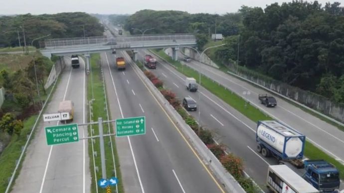 Suasana arus lalu lintas di Ruas Tol Medan-Kualanamu-Tebing Tinggi. (ANTARA/HO - Jasa Marga)