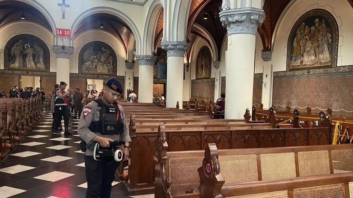 Satuan Brimob Polda Metro Jaya saat melaksanakan sterilisasi di Gereja Katedral, Jakarta Pusat, Selasa 23 Desember 2025. ANTARA/HO-Humas Polda Metro Jaya