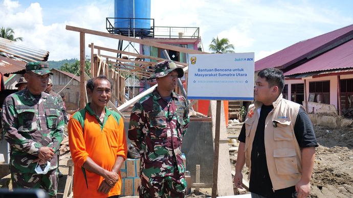 Berkolaborasi dengan TNI, Bakti BCA Salurkan Bantuan bagi Korban Bencana di Batang Toru -  Selain membangun instalasi air bersih dan fasilitas MCK, Bakti BCA juga menyalurkan bantuan  lainnya seperti makanan dan minuman, pakaian, popok bayi, pembalut, obat-obatan, hingga  selimut. Penyaluran bantuan oleh Bakti BCA ini terwujud berkat kolaborasi dengan Tentara  Nasional Indonesia (TNI). Kerja sama antara BCA dan TNI juga terlihat dari pengiriman bantuan  kemanusiaan bagi korban bencana di sejumlah titik di Aceh dan Sumatra Utara.