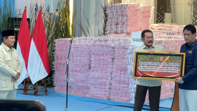 Presiden Prabowo Subianto saat menyaksikan penyerahan duit Rp6,6 triliun hasil rampasan Satgas PKH. 