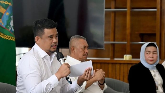 Gubernur Sumatera Utara Bobby Nasution (kiri) didampingi Penjabat Sekretaris Daerah Provinsi Sumut Sulaiman Harahap (tengah) dan Kepala Dinas Ketenagakerjaan Provinsi Sumut Yuliani Siregar (kanan) dalam temu pers di Kantor Gubernur Sumut, Jumat, 19 Desember 2025. ANTARA/HO-Diskominfo Sumut