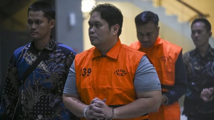 Kepala Kejaksaan Negeri (Kajari) Hulu Sungai Utara (HSU) Albertinus Parlinggoman Napitupulu (kedua kiri) bersama Kepala Seksi Intelijen (Kasi Intel) Kejari HSU Asis Budianto (kedua kanan) mengenakan rompi tahanan usai terjaring operasi tangkap tangan (OTT) di Gedung Merah Putih KPK, Jakarta, Sabtu, 20 Desember 2025. KPK menahan Albertinus Parlinggoman Napitupulu dan Asis Budianto setelah ditetapkan sebagai tersangka kasus dugaan tindak pidanq korupsi pemerasan dalam proses penegakan hukum di Kejari HSU. ANTARA FOTO/Hafidz Mubarak A/rwa.