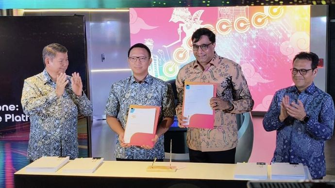 Indosat Ooredoo Hutchison bersama konsorsium yang terdiri dari Arsari Group dan Northstar Group menandatangani perjanjian investasi pembentukan perusahaan patungan untuk membangun sebuah platform serat optik digital FiberCo. 