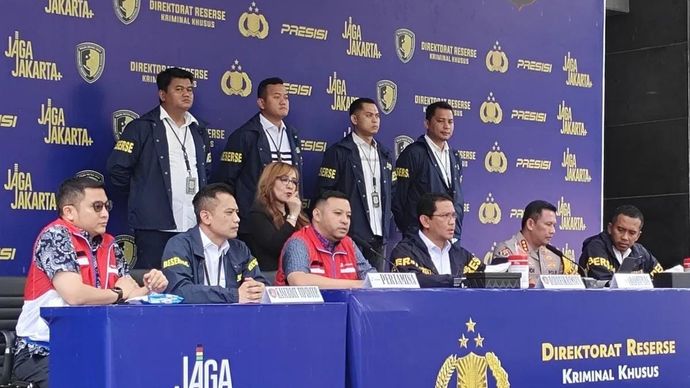 Perwakilan Pertamina regional Jawa Barat, Muhammad Ivan (ketiga dari kiri) saat konferensi pers di Mapolda Metro Jaya, Rabu 24 Desember 2025. ANTARA/Ilham Kausar