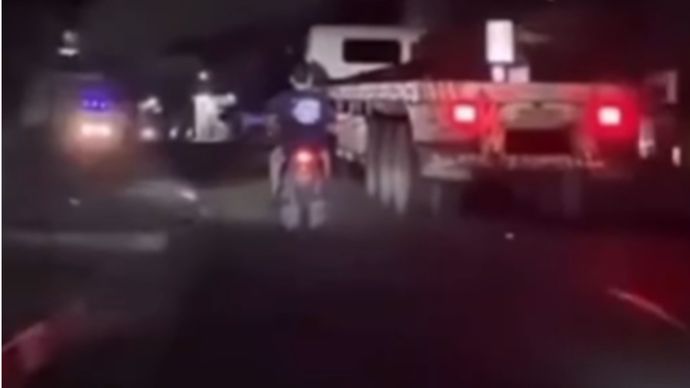 beredar video truk hantam rumah warga di Tambun