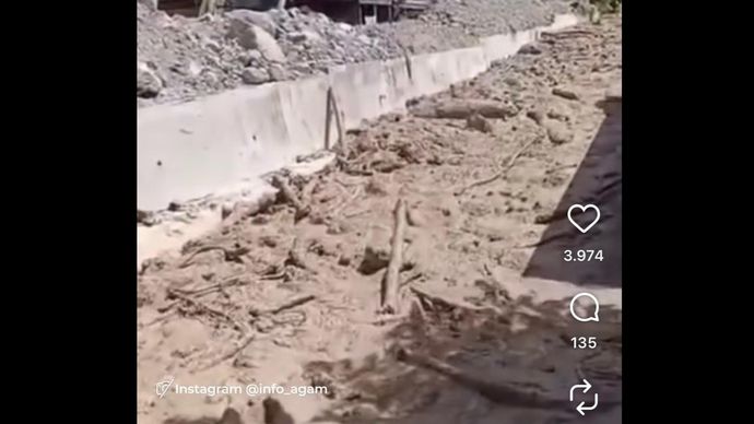 Galodo atau banjir bandang di kawasan Danau Maninjau, Kabupaten Agam, Sumatra Barat. 