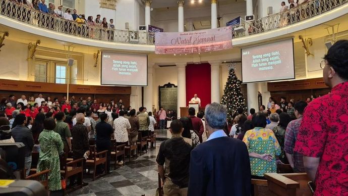 Pendeta Gereja Protestan di Indonesia bagian Barat (GPIB) Immanuel Jakarta, Pdt Abraham Ruben Persang memimpin prosesi ibadah Misa Natal 2025 di Gereja Immanuel, Jakarta, Kamis 25 Desember 2025. ANTARA/Sean Filo Muhamad