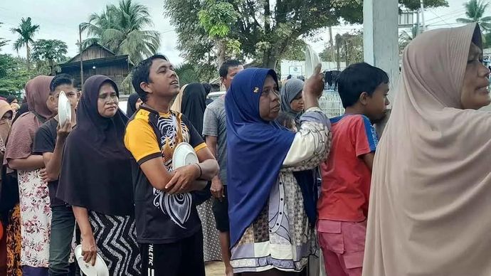 Arsip foto - Pengungsi korban banjir mengantre makanan di Meunasah Raya Dagang, Kecamatan Peusangan, Kabupaten Bireuen, Aceh, Rabu 3 Desember 2025. ANTARA/M Haris SA