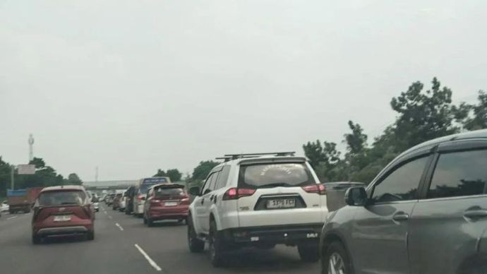 Kondisi arus lalu lintas di jalan Tol Jakarta-Cikampek pada momentum libur panjang Natal. ANTARA/Ali Khumaini