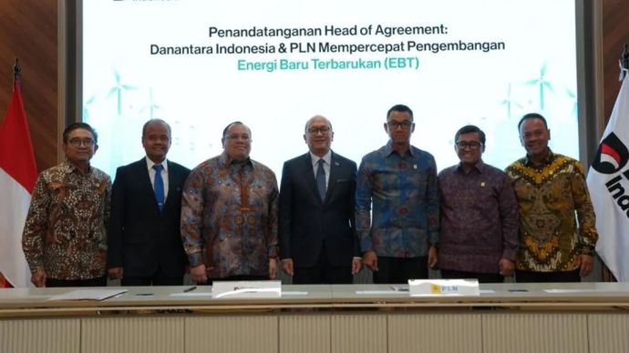 Direktur Utama PLN Indonesia Power Bernadus Sudarmanta, Chief Technology Officer Danantara Indonesia Sigit Santosa, Chief Investment Officer Danantara Indonesia Pandu Sjahrir, ⁠Chief Executive Officer Danantara Indonesia Rosan Roeslani, Direktur Utama PLN, Darmawan Prasodjo, Direktur Perencanaan Korporat dan Pengembangan Bisnis PLN Hartanto Wibowo, dan Direktur Utama PLN Nusantara Power Ruly Firmansyah.