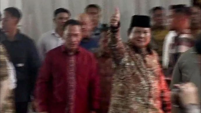 Presiden Prabowo Subianto (kanan) menyambangi rumah dinas Kapolri Jenderal Pol. Listyo Sigit Prabowo (kiri) di Jalan Kertanegara, Jakarta, Kamis (25/12/2025), untuk menghadiri gelar griya Hari Natal 2025 yang diselenggarakan oleh Kapolri. ANTARA/HO-Dokumentasi Pribadi.