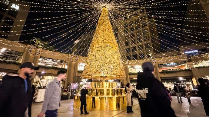 Orang-orang mengagumi lampu-lampu hias di sebuah pusat perbelanjaan di Kairo, Mesir, 24 Desember 2025. ANTARA/Xinhua/Ahmed Gomaa.