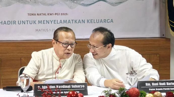 Uskup Agung Jakarta Kardinal Ignatius Suharyo berbincang dengan Pastor Kepala Gereja Katedral Jakarta Romo Hani Rudi Hartoko (kanan) dalam konferensi pers Hari Raya Natal 2025 di Gereja Katedral Jakarta, Kamis 25 Desember 2025. ANTARA/M Riezko Bima Elko Prasetyo