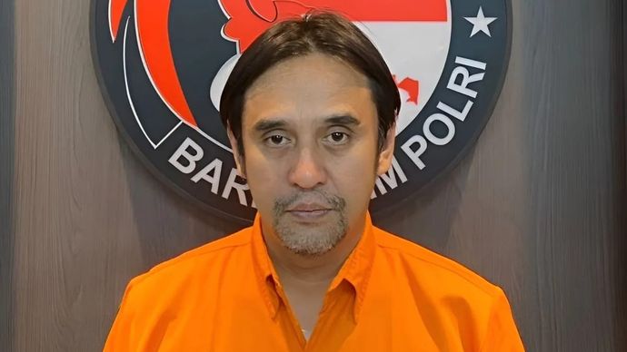 Salah satu tersangka yang masuk dalam daftar pencarian orang (DPO) kasus dugaan peredaran narkoba jelang gelaran Djakarta Warehouse Project (DWP) 2025, Tigran Denre Sonda (TDS), menyerahkan diri ke Bareskrim Polri. (ANTARA/HO-Dittipidnarkoba Bareskrim Polri)