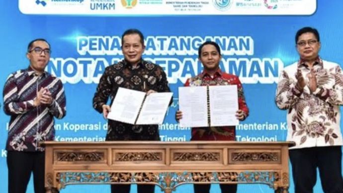 Menteri Kehutanan (Menhut) Raja Juli Antoni dan Menteri Koperasi (Menkop) Ferry Juliantono, menandatangani nota kesepahaman di Jakarta