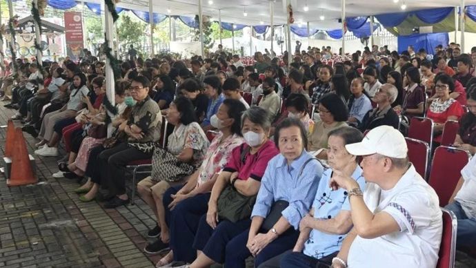 Sejumlah jamaat Misa Pontifikal Natal di Gereja Katedral Jakarta, Kamis 25 Desember 2025 ANTARA/M Riezko Bima Elko Prasetyo
