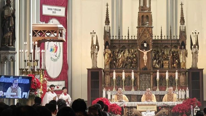 Uskup Agung Jakarta Kardinal Ignatius Suharyo memimpin Misa Pontifikal Natal di Gereja Katedral Jakarta, Kamis (25/12/2025) yang merupakan bagian dari rangkaian perayaan Natal yang digelar Gereja Katedral selama Hari Raya Natal. ANTARA/M Riezko Bima Elko Prasetyo