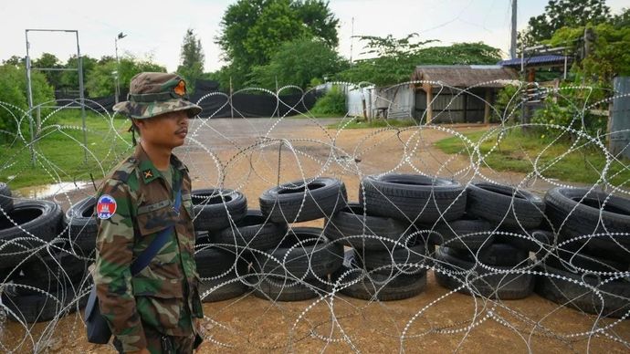 Tentara Kamboja berjaga di kawasan perbatasan Prey Chan, Banteay Meanchey, Kamboja, Jumat 29 Agustus 2025. (ANTARA FOTO/ADITYA PRADANA PUTRA)