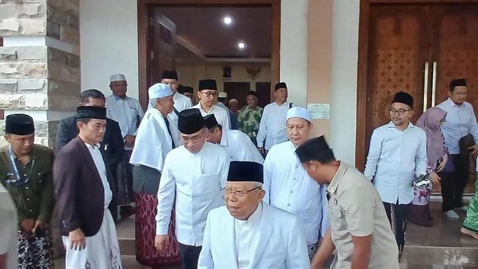 Mustasyar PBNU K.H. Ma'ruf Amin usai rapat konsultasi yang diinisiasi oleh Syuriyah Pengurus Besar Nahdlatul Ulama (PBNU) di Pesantren Lirboyo, Kota Kediri, Jawa Timur, Kamis (25/12/2025). Rapat sepakat untuk penyelenggaraan Muktamar ke-35 bersama-sama antara Rais Aam PBNU dan Ketua Umum PBNU. ANTARA/Asmaul Chusna/aa.