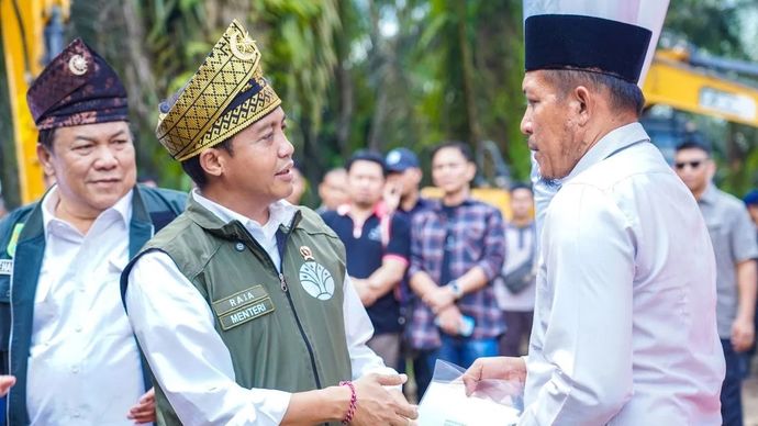 Menhut Raja Juli Antoni (kiri) dalam penyerahan SK bagi warga yang direlokasi dari TN Tesso Nilo di Desa Bagan Limau, Kabupaten Palalawan, Riau.